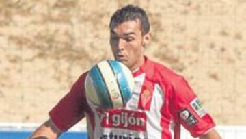 <b>HABILIDAD. </b>David Barral trata de bajar el balón para llevárselo controlado.