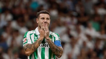 MADRID, 01/09/2024.- El delantero del Betis Aitor Ruibal se lamenta durante el partido de la cuarta jornada de LaLiga entre el Real Madrid y el Real Betis, este domingo en el estadio Santiago Bernabéu. EFE/Sergio Pérez
