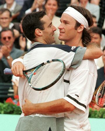 En 1998, Carlos Moyá volvió a encumbrar al tenis español en París. El mallorquín puso fin a una sequía de varias temporadas, desde que Sergi Bruguera alzase el título en 1994 precisamente ante su compatriota Alberto Berasategui, derrotando en la final a Álex Corretja, amigo y compañero de fatigas en la Copa Davis. Después de ese curso todavía llegarían dos finales más con total protagonismo español: Albert Costa y Juan Carlos Ferrero en 2002 y Rafa Nadal y David Ferrer en 2013. Costa y Nadal se llevaron el título.