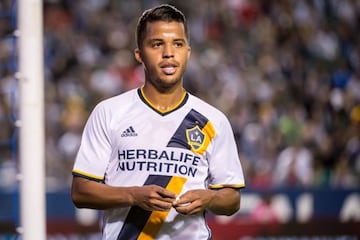 Giovanni y Jonathan han compartido varias camisetas durante su carrera, entre ellas las de LA Galaxy. Gio fue el primero en llegar a la MLS y en 2017, su hermano arribó a Los Ángeles, donde se mantuvieron por dos años juntos, hasta antes de la salida de Gio al América.