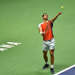 Alcaraz tropieza con el techo y con un gran Goffin
