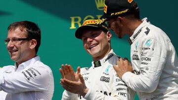 Valtteri Bottas con Lewis Hamilton en el podio de Canadá.
