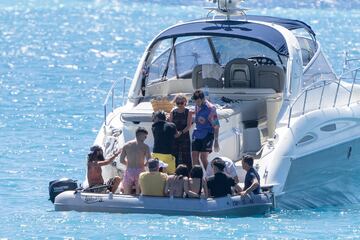 Sebasti¨¢n Yatra y Aitana disfrutan de unos d¨ªas de vacaciones en Ibiza navegando en un barco.