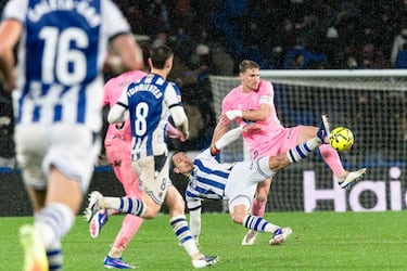 Oyarzabal mete a la Real en la pelea europea