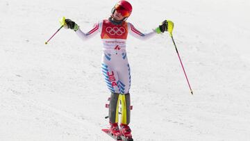Mikaela Shiffrin reacciona tras cruzar la línea de meta de la prueba de eslalon en los Juegos Olímpicos de Invierno, donde se quedó fuera del podio.