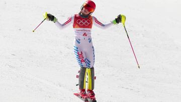 Mikaela Shiffrin reacciona tras cruzar la l&iacute;nea de meta de la prueba de eslalon en los Juegos Ol&iacute;mpicos de Invierno, donde se qued&oacute; fuera del podio. 