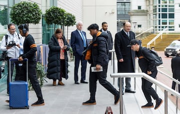 Rodrygo Goes, Endrick Felipe y Brahim Daz llegando al hotel. 

 