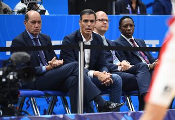 El presidente del Gobierno de España, Pedro Sánchez, acompañado por el presidente de FIBA Europa, Turgay Demirel y el presidente de la Federación Internacional de Baloncesto, Hamane Niang. 