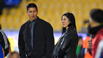 Hugo Ayala (izq) con Jenni Hermoso (der) en el Estadio Universitario.