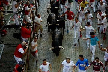 Imágenes del séptimo encierro de los Sanfermines 2022. La ganadería encargada de los toros de este séptimo encierro será la de Victoriano del Río, una de las más importantes del panorama taurino nacional.