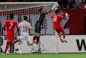 Unai Simón atrapa un balón.