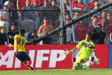 Futbol, Chile vs Colombia
Eliminatorias para Brasil 2014.
El jugador de la seleccion colombiana Teofilo Gutierrez, izquierda, marca su gol contra Chile durante el partido clasificatorio al mundial de Brasil 2014 disputado en el estadio Monumental en Santiago, Chile.