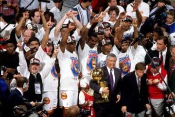 Tras la retirada de Michael Jordan, Olajuwon y los Rockets aprovecharon su ausencia para ganar dos anillos de la NBA.