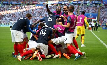 El equipo celebra el 4-2 de Kylian Mbappe.