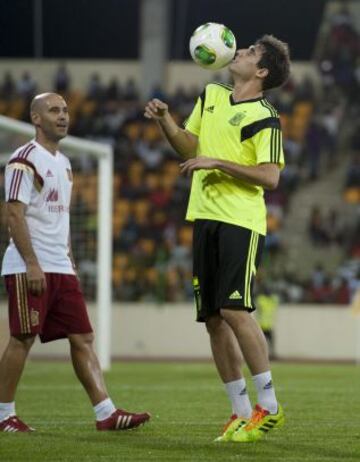 La Roja entreno en el nuevo estadio de Malabo repleto de seguidores que querían ver a nuestros internacionales. Casillas fue de los más aclamados.