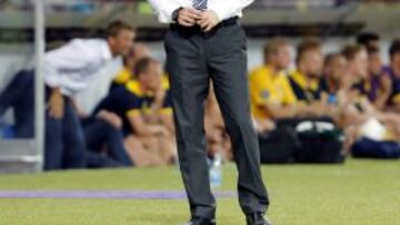 El entrenador de Francia, Laurent Blanc, se lamenta durante el partido que juega contra Suecia hoy, martes 19 de junio de 2012, en el grupo D de la Eurocopa 2012 en Kiev (Ucrania). Suecia ganó 2-0.