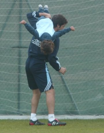 Raúl juega con su hijo en un entrenamiento con el Real Madrid.