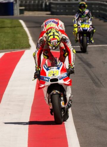 Andrea Iannone celebra la victoria.