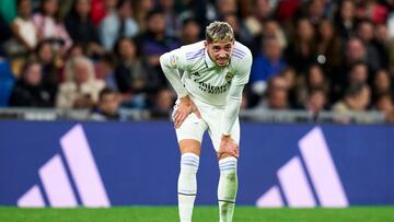 Federico Valverde is hurt by the challenge made by 'Papu' Gómez near the end of the match between Real Madrid and Sevilla that ended with a victory for the Whites.