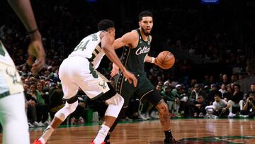 Duelo en la cumbre entre los dos mejores equipos de la NBA y exhibici¨®n absoluta de un Tatum que pasa por encima de Giannis y de los Bucks.