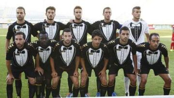 La Cultural Leonesa present¨® una atrevida camiseta para la temporada 2014/15 con forma de esmoquin. La prenda consist¨ªa en un fondo negro simulando la americana e iba acompa?ado de la pajarita y un dibujo en blanco de la camisa y el chaleco.
La equipaci¨®n, que se lleg¨® a convertir en trending topic, s¨®lo se us¨® para un torneo triangular entre la Cultural Leonesa, el Sporting y la Ponferradina. Sin embargo, el dise?o gust¨® en Jap¨®n y el V-Varen Nagasaki lo copi¨®.