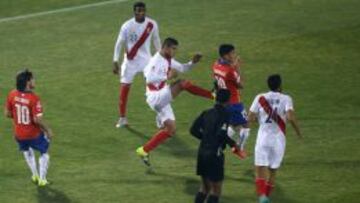 Carlos Zambrano fue expulsado por esta acción contra Charles Aránguiz.