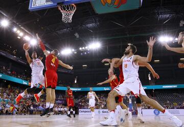 El pívot español Willy Hernangómez trata de anotar ante Nikola Vucevic.