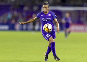 Marta Vieira da Silva (Alagoas, Brasil, 34 años) no puede faltar en esta lista de estrellas del fútbol femenino. La atacante brasileña, proclamada mejor jugadora del mundo hasta en seis ocasiones a lo largo de su carrera, es leyenda viva de este deporte, en el que ha conseguido llegar donde nadie antes lo había hecho. Entre sus logros se hallan el haber disputado cinco Mundiales, siendo la única jugadora que ha marcado en cinco citas de este nivel, tanto en categoría masculina como en femenina. Tampoco nadie, jugador o jugadora, ha superado su récord goleador (17 dianas) en la historia de las Copas del Mundo. 
Su trayectoria y sus grandes reflexiones por un fútbol femenino mejor, acompañan su éxito goleador. Incluso su lucha ha tenido como resultado la igualdad salarial en la Selección de Brasil, en la que ha sido y será una figura histórica. Desde que a los 14 años pusiera rumbo a Río de Janeiro para jugar en el Vasco da Gama, uno de los clubes brasileños más prestigiosos, la delantera no ha dejado de brillar. Tras jugar en el Santa Cruz de Minas Gerais dio el salto al Umea sueco en 2004, donde comenzó su reinado como una de las mejores jugadoras del planeta: una Champions, cuatro Ligas de Suecia, un subcampeonato del Mundial de China, dos platas en los Juegos Olímpicos de Atenas y Pekín , una Copa Libertadores, Ligas de Estados Unidos… Al contrario que Alex Morgan y Megan Rapinoe, Marta es una gran fan del Real Madrid, siendo una de las galácticas que se esperaban en Valdebebas tras el anuncio de la irrupción del equipo blanco en el fútbol femenino. La delantera brasileña ha confesado en innumerables ocasiones su pasión por el Real Madrid y la ilusión que le haría vestir de blanco. 
