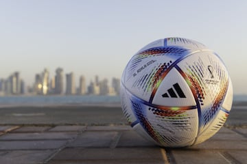 La pelota tambi¨¦n fue dise?ada pensando en el medio ambiente: todos los componentes se han elegido cuidadosamente, y Al Rihla es la primera pelota de la Copa del Mundo hecha solo con tintas y pegamentos a base de agua.