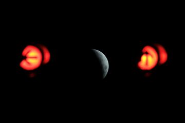 La luna eclipsada por la sombra de la Tierra se observa desde Lisboa, Portugal.