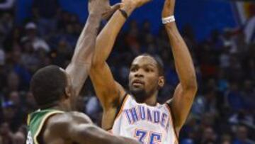 Kevin Durant, que llev&oacute; a los Thunder a la victoria, se eleva delante de Brandon Bass.