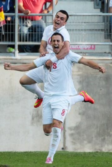 Aleksandar Pesic y Filip Kostic celebrando el gol 1-2 