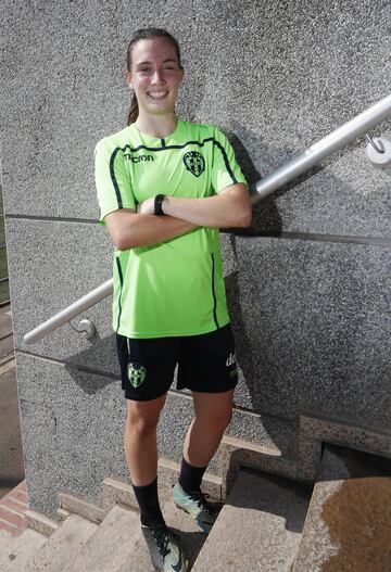 Eva Navarro (Yecla, 2001) fue una de las candidatas a mejor gol del año en UEFA gracias a un tanto que logró con la Sub-17 en la final de Europeo ante Alemania. Se zafó de dos defensoras en dos toques para remtar con un zurdazo.