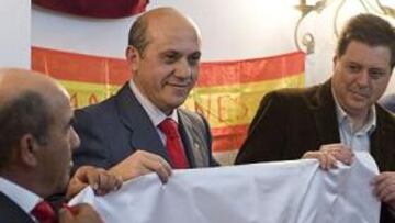 <b>SEVILLISMO. </b>Del Nido inauguró ayer, junto a Renato y Fernando Navarro, la peña sevillista de Tocina-Los Rosales.