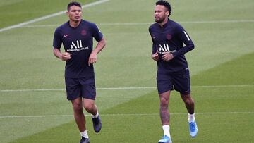 PARIS, FRANCE - AUGUST 17: Neymar Jr and Thiago Silva warmup during a Paris Saint-Germain training session at Centre Ooredoo on August 17, 2019 in Paris, France. (Photo by Aurelien Meunier/Getty Images)