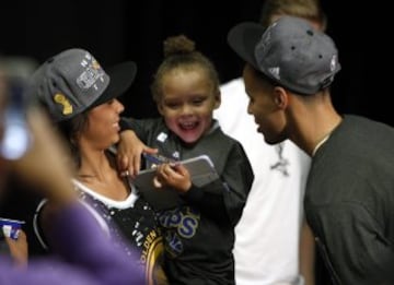 Stephen Curry conversa con su hija Riley y su mujer, Ayesha.