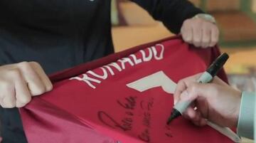 Ronaldo signs the strip for Edu Ferreira.