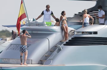 Leo Messi, Luis Su¨¢rez y Cesc F¨¢bregas han disfrutado de un d¨ªa en barco por la costa de Ibiza. Los tres jugadores se encuentran de vacaciones antes de la vuelta al trabajo.