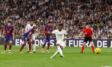 Vinicius lanzó el penalti a su derecha, de manera ajustada, superando la estirada de Ter Stegen.