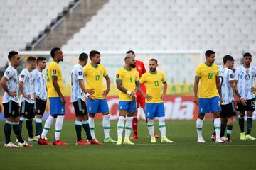 Los jugadores de ambos equipos esperan noticias.