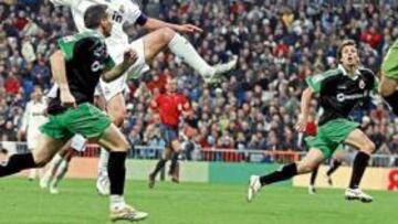 <b>TUVO EL TERCERO. </b> Raúl marcó dos goles anoche, pero estuvo a punto de lograr un tercero en la jugada de la imagen. En el minuto 21, el capitán madridista volvió a recibir un gran pase de Van Nistelrooy, se deshizo de Luis Fernández y ante la salida de Toño le hizo una vaselina. El balón ya enfilaba la portería cántabra cuando apareció Garay, que despejó de cabeza bajo los palos y evitó el que en esos momentos hubiera sido el 3-0 para el Madrid.
