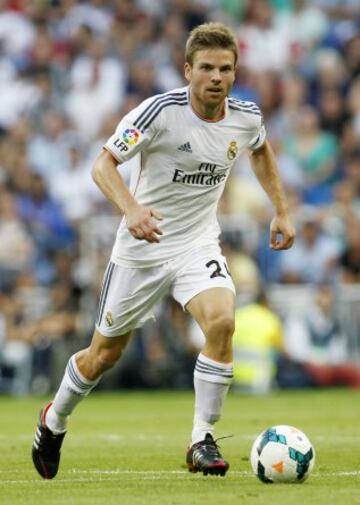 9. Asier Illarramendi se convirtió en el 2013 en el fichaje más caro del club. Costó 38,9 millones, una cifra que cerró a su vez el traspaso más elevado desde la fundación de la Real Sociedad en 1909. Un traspaso rodeado de polémica cuando el jugador volvió a la Real por menos de la mitad de lo que costó.