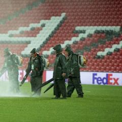 Blow-drying the pitch in San Mamés for Valencia game