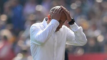 Espanyol's Spanish coach Abelardo Fernandez gestures during the Spanish league football match between Sevilla FC and RCD Espanyol at the Ramon Sanchez Pizjuan stadium in Seville on February 16, 2020. (Photo by CRISTINA QUICLER / AFP)
