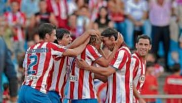 <b>FIESTA TOTAL. </b>Seitaridis, Agüero, Forlán, Ujfalusi y Maxi Rodríguez celebraron con intensidad el segundo gol del Atlético ante el Málaga.