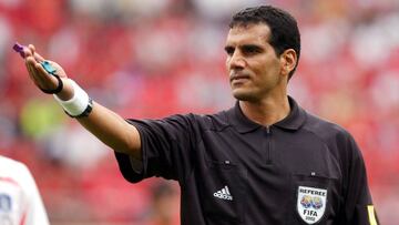 GW63. Gwangju (Corea del Sur).- 22/06/02.- El árbitro egipcio, Ghandour Gamal, pita una falta durante el partido España-Corea de cuartos de final del Mundial de Corea-Japón 2002 disputado hoy en Gwangju, en el que España ha que