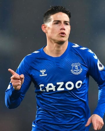 El futbolista colombiano James Rodr¨ªguez tampoco puede fallar en este selectivo ranking de los m¨¢s seguidos en 'TikTok'. No s¨®lo muestra lo bien que se le dan las cosas en el f¨²tbol sino tambi¨¦n sus dotes con el baloncesto, deporte que suele practicar en sus ratos libres. 2,2 millones de seguidores son los que acumula el actual jugador del Everton.