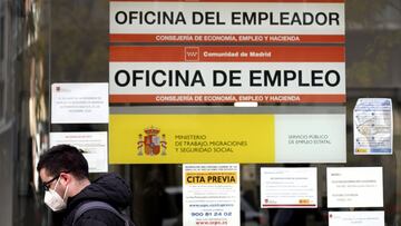 Un hombre pasa por la puerta de una oficina de empleo, SEPE (antiguo INEM)