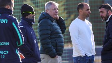 08/12/2021 CADIZ CF ALVARO CERVERA CON EL PRESIDENTE MANUEL VIZCAINO Y LA DIRECCION DEPORTIVA EN EL ENTRENAMIENTO DE HOY