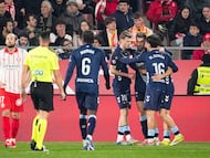 GIRONA, 01/03/2026.- Los jugadores del Celta celebran el 1-2, durante el partido de LaLiga de fútbol que Girona FC y Celta de Vigo disputan este domingo en el estadio municipal de Montilivi. EFE/David Borrat